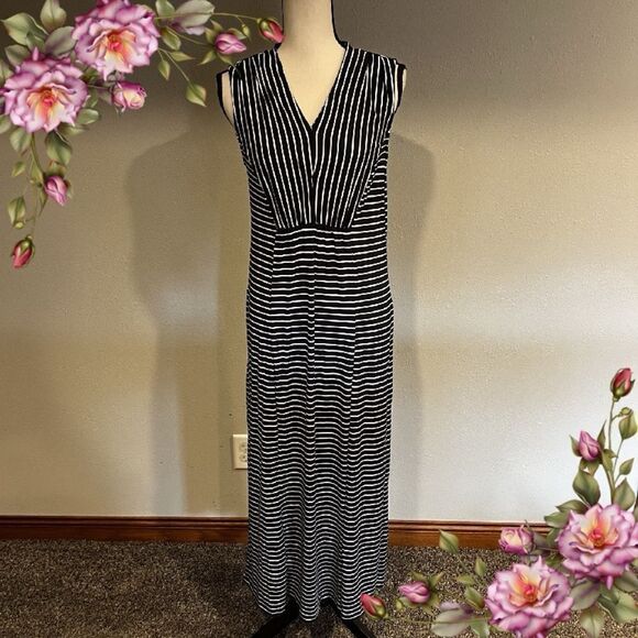 V-neck striped sleeveless maxi dress - Picture 1 of 12